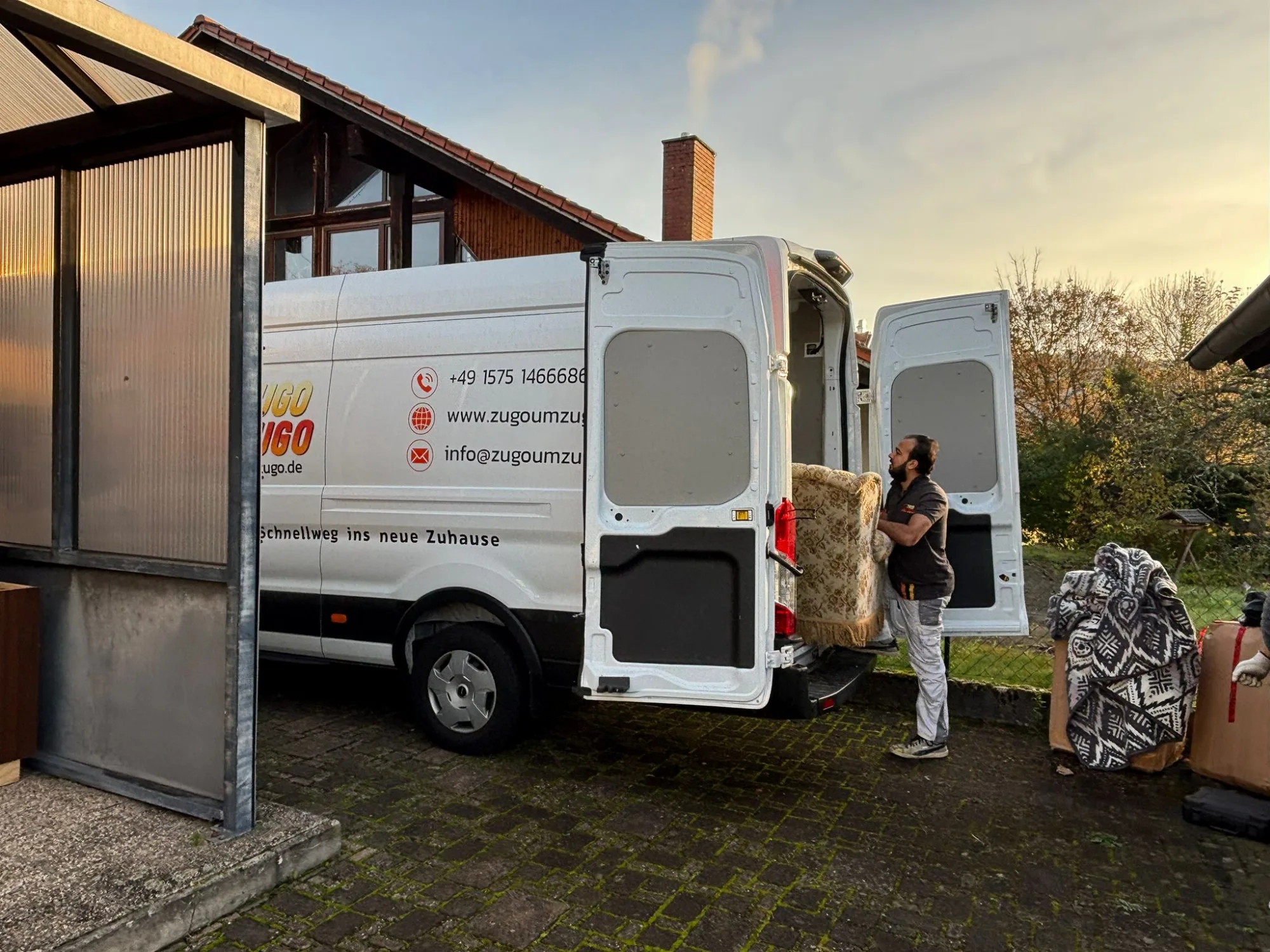 Zugo Umzugo Umzugsteam beim Verladen des Umzugswagens